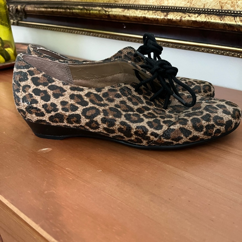AEROSOLES Leopard Print Lace-Up Flats in Brown and Black